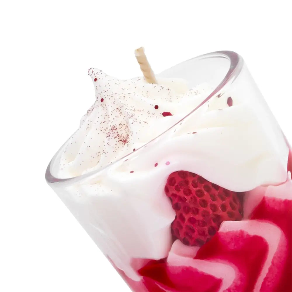 Petite bougie gourmande artisanale Les Fées Mères parfum fraise des bois, en cire végétale française de tournesol, décorée d’une chantilly façonnée à la main, aspect inspiré d’un dessert réaliste, parfum de Grasse, bougie parfumée non comestible, fabrication artisanale française. Made in France, fabriquée dans les Vosges. Vue en zoom.