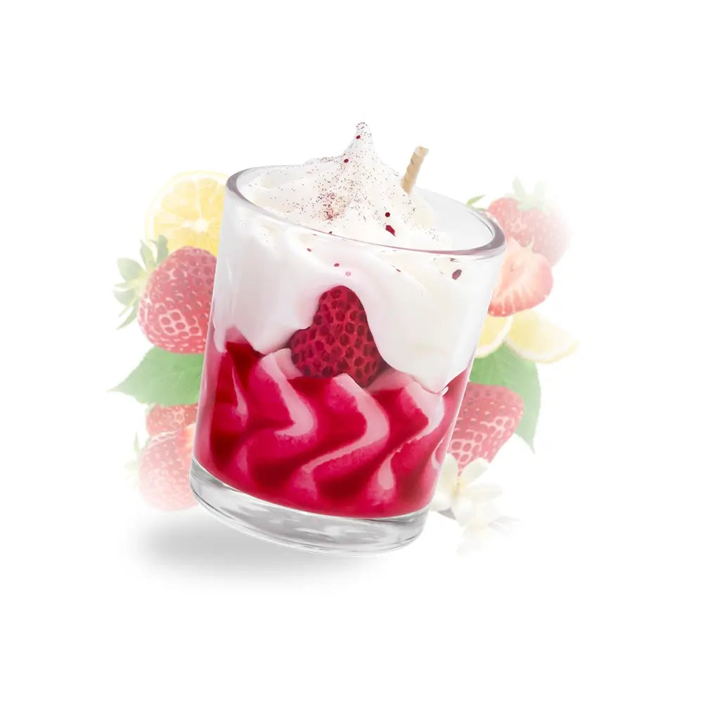 Petite bougie gourmande artisanale Les Fées Mères parfum fraise des bois, en cire végétale française de tournesol, décorée d’une chantilly façonnée à la main, aspect inspiré d’un dessert réaliste, parfum de Grasse, bougie parfumée non comestible, fabrication artisanale française. Made in France, fabriquée dans les Vosges.