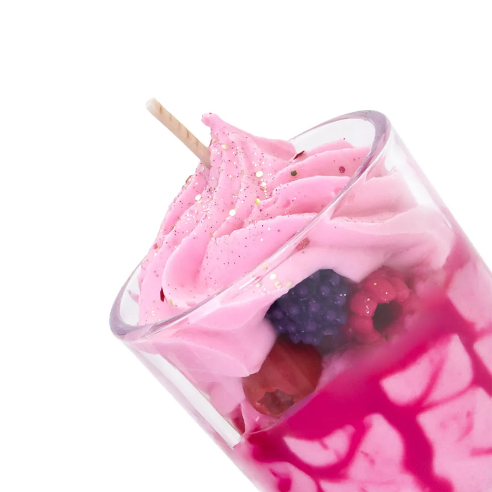 Petite bougie gourmande artisanale Les Fées Mères parfum fruits rouges en cire végétale française de tournesol, décorée d’une chantilly façonnée à la main, aspect inspiré d’un dessert réaliste, parfum de Grasse, bougie parfumée non comestible, fabrication artisanale française. Made in France, fabriquée dans les Vosges. Vue en détails sur les fruits.