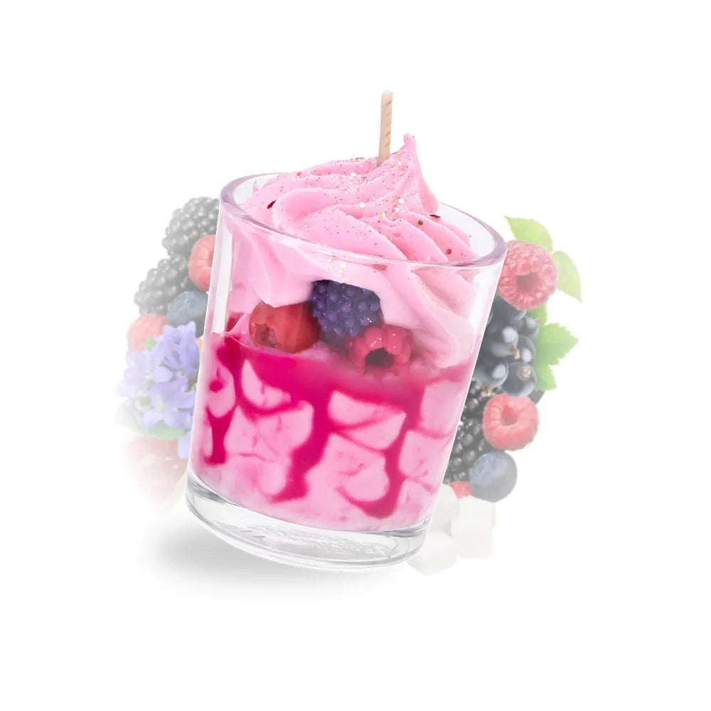 Petite bougie gourmande artisanale Les Fées Mères parfum fruits rouges, en cire végétale française de tournesol, décorée d’une chantilly façonnée à la main, aspect inspiré d’un dessert réaliste, parfum de Grasse, bougie parfumée non comestible, fabrication artisanale française. Made in France, fabriquée dans les Vosges.