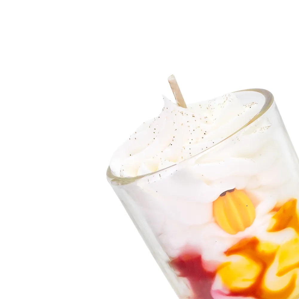 Petite bougie gourmande artisanale Les Fées Mères parfum pacific sunrise, en cire végétale française de tournesol, décorée d’une chantilly façonnée à la main, aspect inspiré d’un dessert réaliste, parfum de Grasse, bougie parfumée non comestible, fabrication artisanale française. Made in France, fabriquée dans les Vosges.Détails banane.