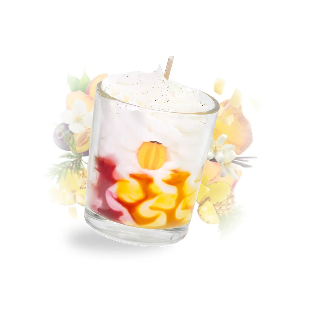 Petite bougie gourmande artisanale Les Fées Mères parfum pacific sunrise (ananas, vanille, pêche), en cire végétale française de tournesol, décorée d’une chantilly façonnée à la main, aspect inspiré d’un dessert réaliste, parfum de Grasse, bougie parfumée non comestible, fabrication artisanale française. Made in France, fabriquée dans les Vosges.