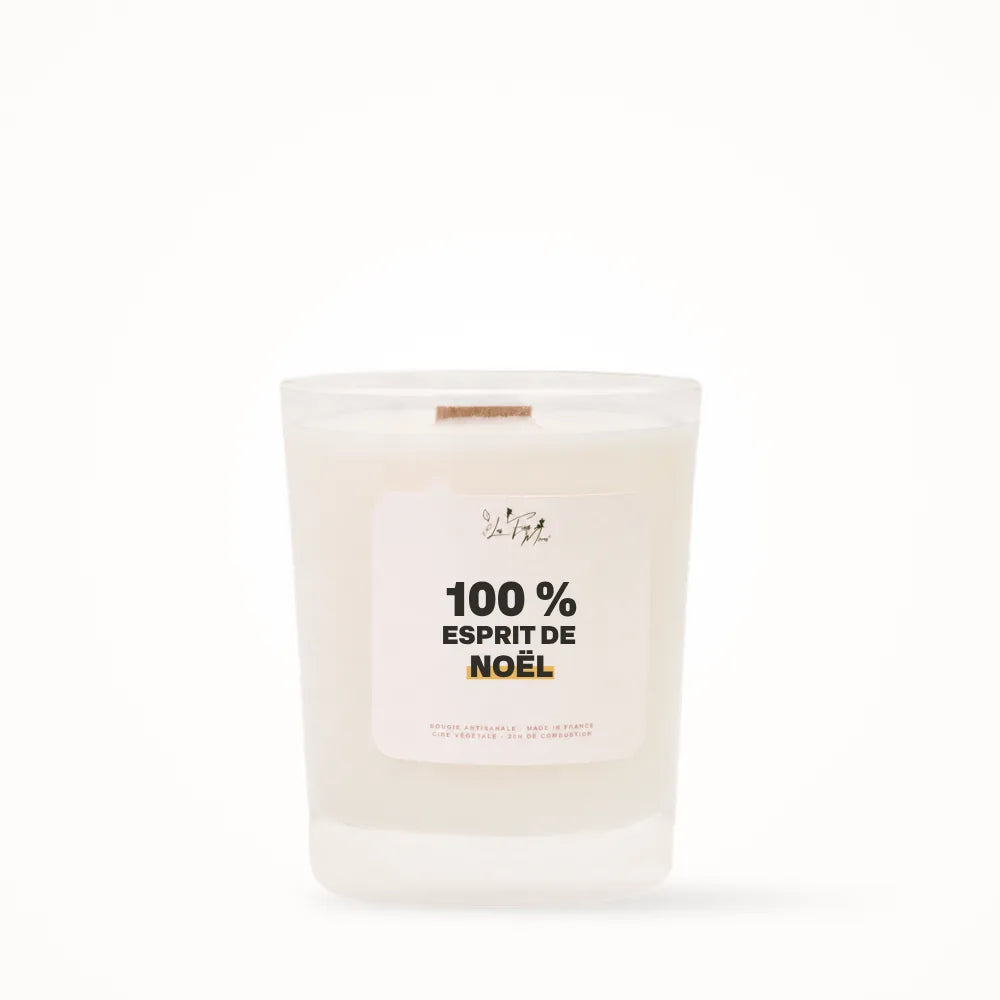 Petite bougie parfumée Les Fées Mères avec l'étiquette « 100 % esprit de Noël », petit format 20 heures, pot en verre blanc et mèche en bois de hêtre