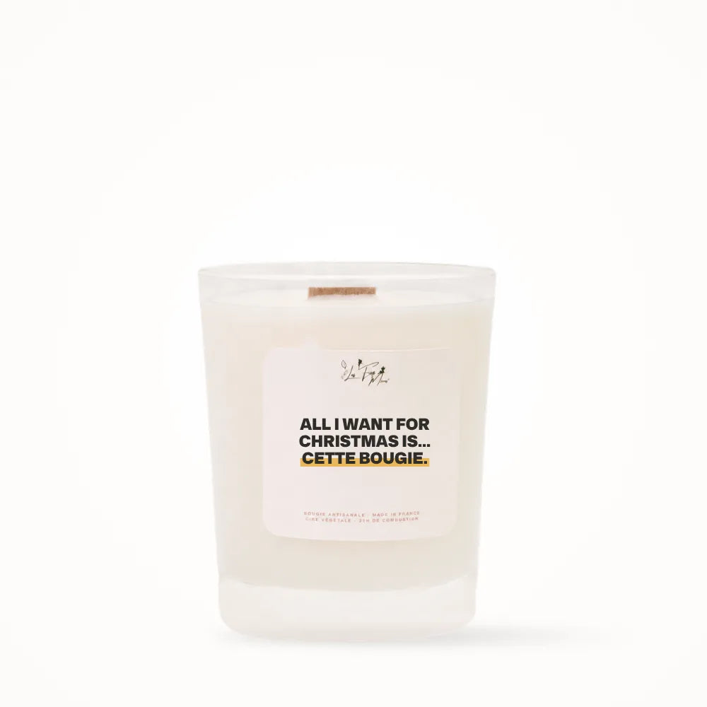 Petite bougie parfumée Les Fées Mères avec l'étiquette « All I want for Christmas is... cette bougie », petit format 20 heures, pot en verre blanc et mèche en bois de hêtre