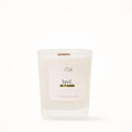 Petite bougie parfumée Les Fées Mères avec l'étiquette « Bref. Je t'aime », petit format 20 heures, pot en verre blanc et mèche en bois de hêtre