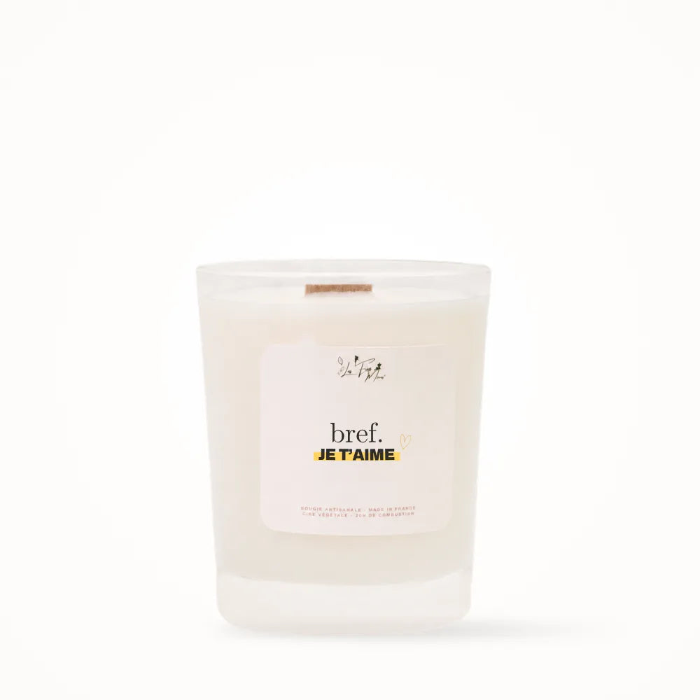 Petite bougie parfumée Les Fées Mères avec l'étiquette « Bref. Je t'aime », petit format 20 heures, pot en verre blanc et mèche en bois de hêtre