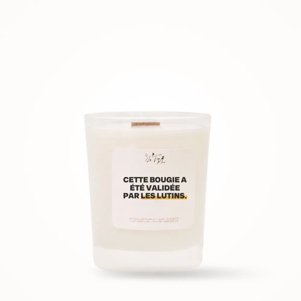 Petite bougie parfumée Les Fées Mères avec l'étiquette « Cette bougie a été validée par les lutins », petit format 20 heures, pot en verre blanc et mèche en bois de hêtre