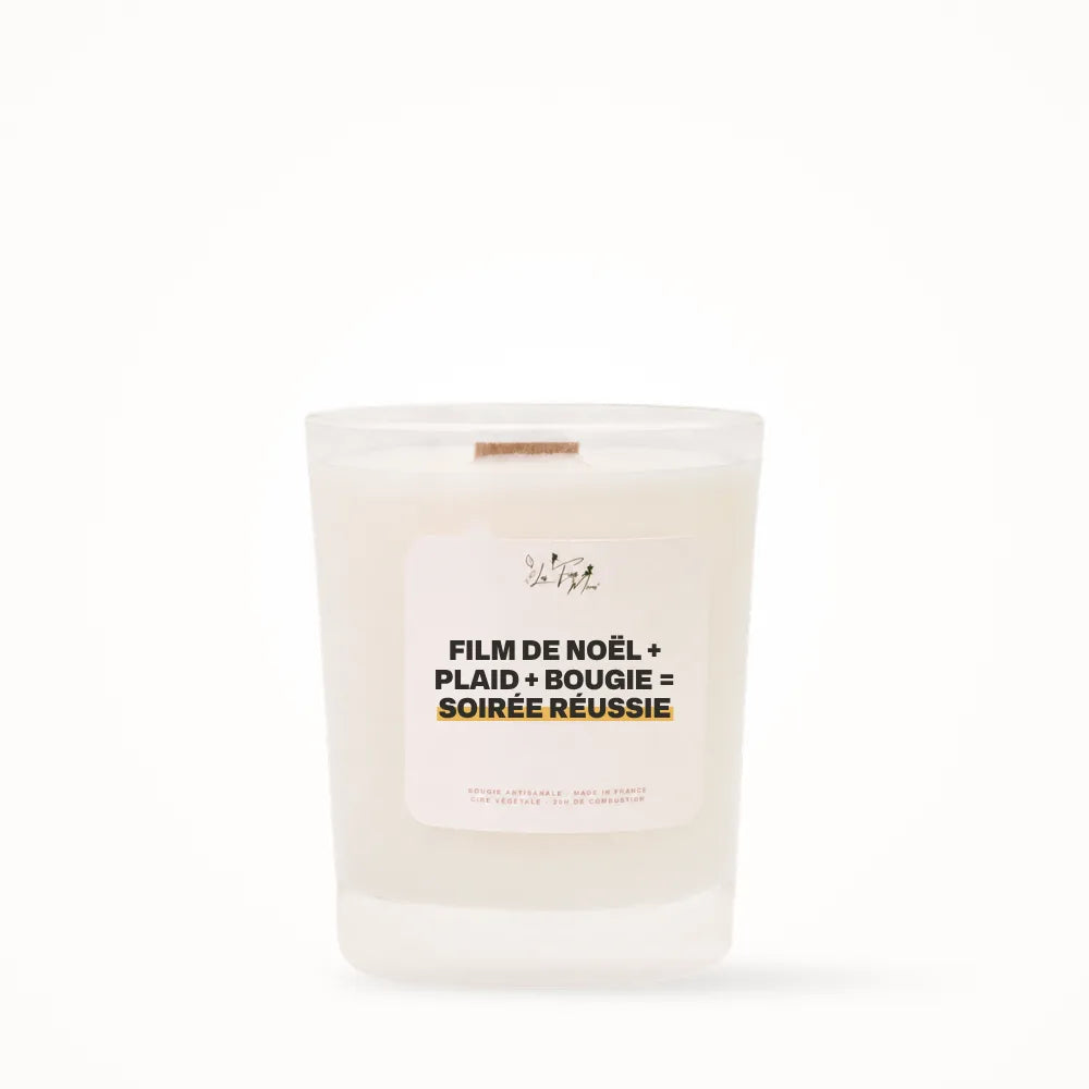 Petite bougie parfumée Les Fées Mères avec l'étiquette « Film de Noël + plaid + bougie = soirée réussie », petit format 20 heures, pot en verre blanc et mèche en bois de hêtre