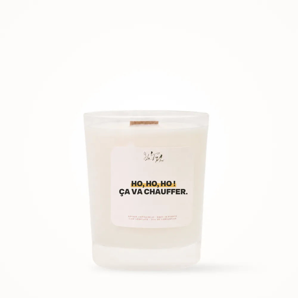 Petite bougie parfumée Les Fées Mères avec l'étiquette « Ho, ho, ho ! Ça va chauffer », petit format 20 heures, pot en verre blanc et mèche en bois de hêtre
