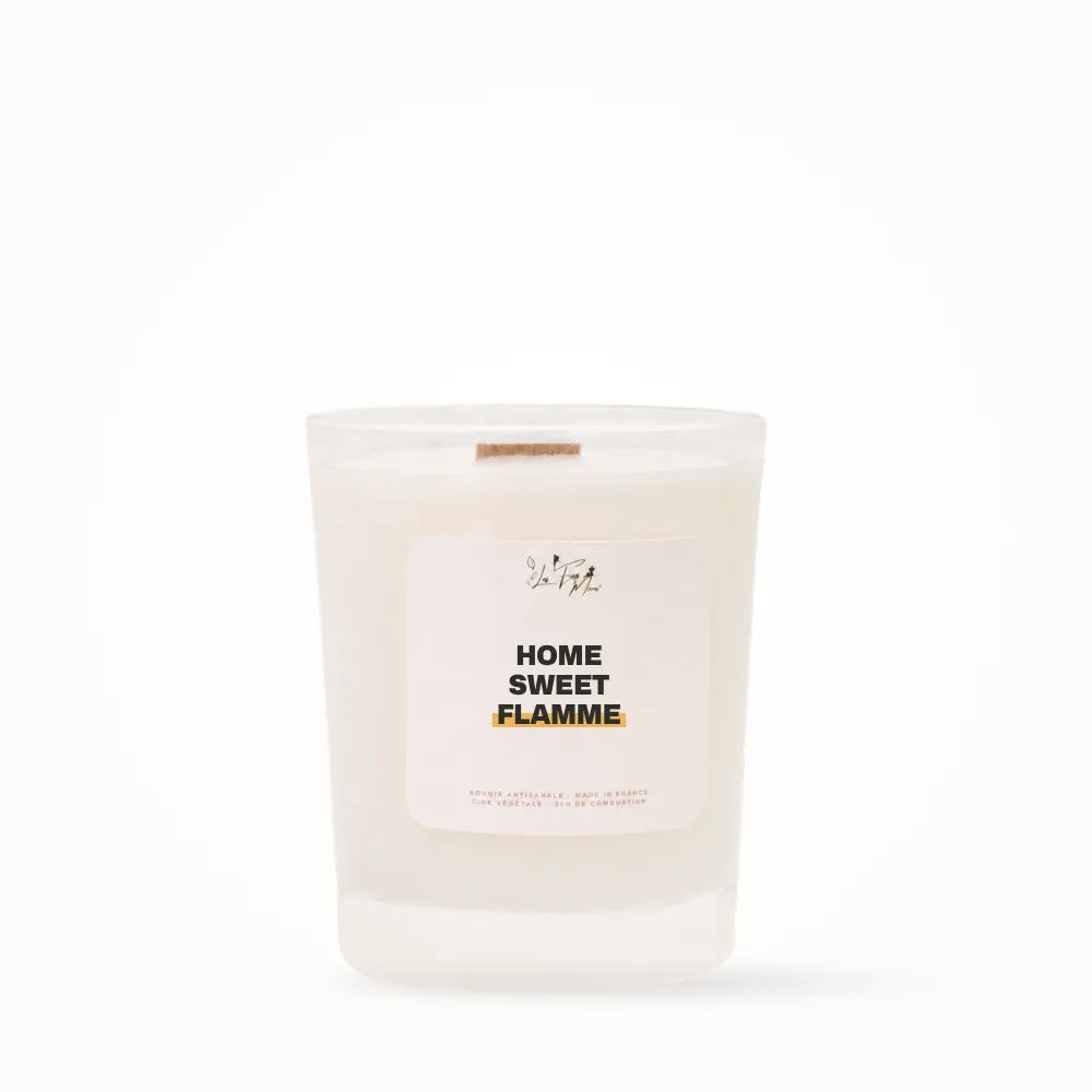 Petite bougie parfumée Les Fées Mères avec l'étiquette « Home sweet flamme », petit format 20 heures, pot en verre blanc et mèche en bois de hêtre