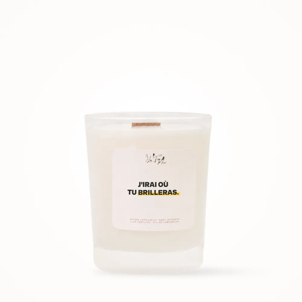 Petite bougie parfumée Les Fées Mères avec l'étiquette « J'irai où tu brilleras », petit format 20 heures, pot en verre blanc et mèche en bois de hêtre