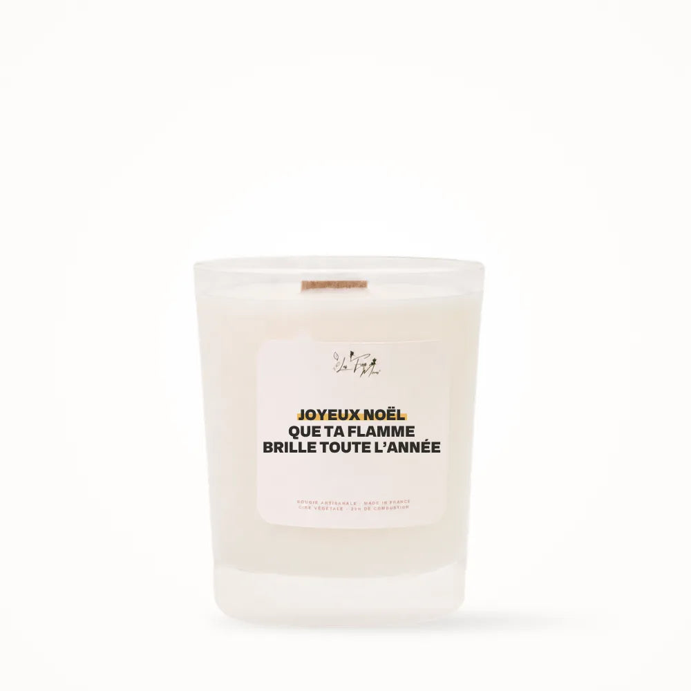 Petite bougie parfumée Les Fées Mères avec l'étiquette « Joyeux Noël, que ta flamme brille toute l'année », petit format 20 heures, pot en verre blanc et mèche en bois de hêtre
