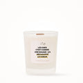 Petite bougie parfumée Les Fées Mères avec l'étiquette « Les amis, c'est comme une bougie : ça réchauffe le cœur », petit format 20 heures, pot en verre blanc et mèche en bois de hêtre