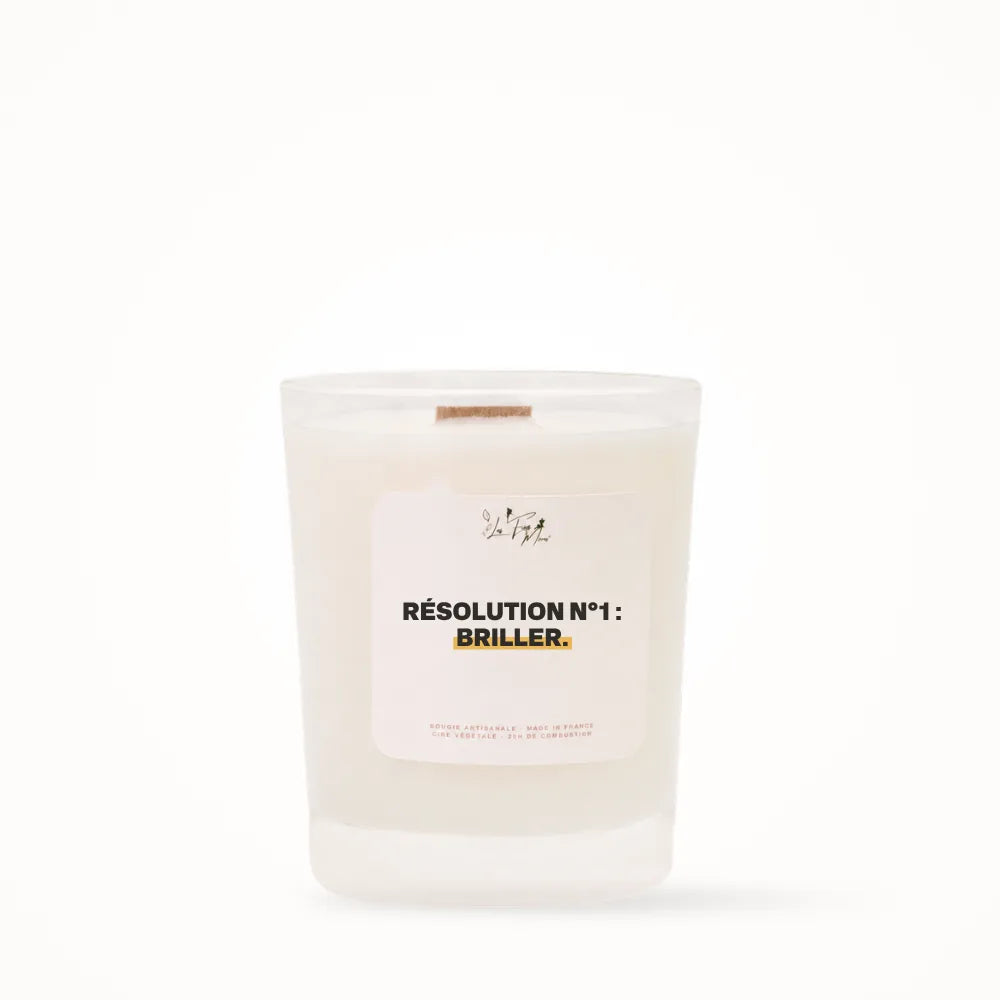 Petite bougie parfumée Les Fées Mères avec l'étiquette « Résolution n°1 : briller », petit format 20 heures, pot en verre blanc et mèche en bois de hêtre