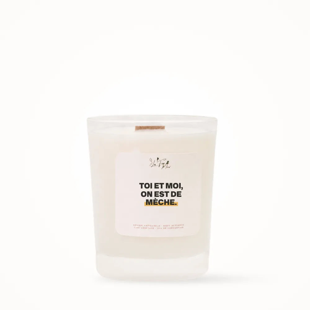 Petite bougie parfumée Les Fées Mères avec l'étiquette « Toi et moi, on est de mèche », petit format 20 heures, pot en verre blanc et mèche en bois de hêtre