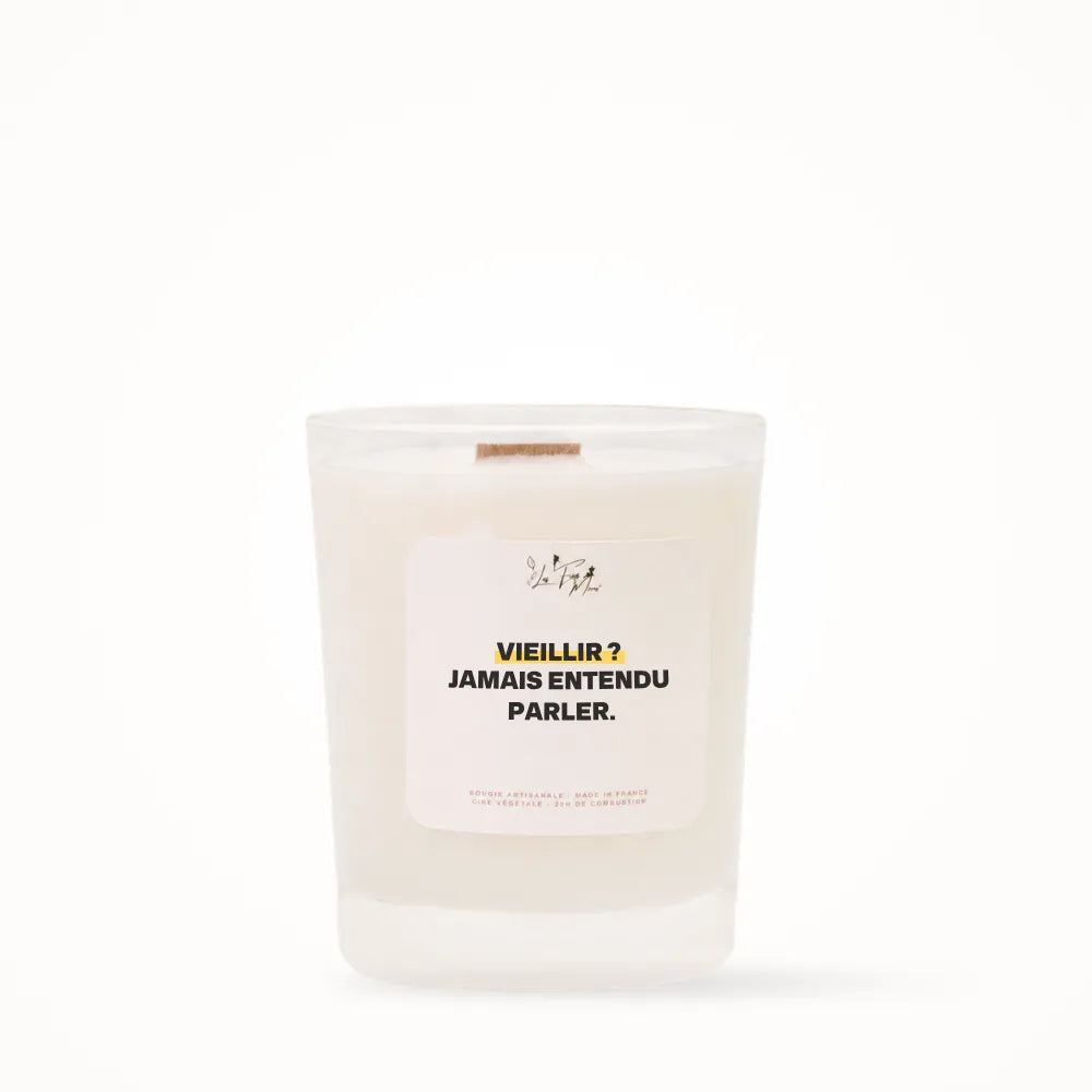 Petite bougie parfumée Les Fées Mères avec l'étiquette « Vieillir ? Jamais entendu parler », petit format 20 heures, pot en verre blanc et mèche en bois de hêtre