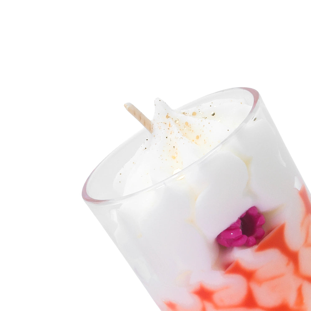 Petite bougie artisanale parfumée à la pêche dans un contenant élégant et zoomé