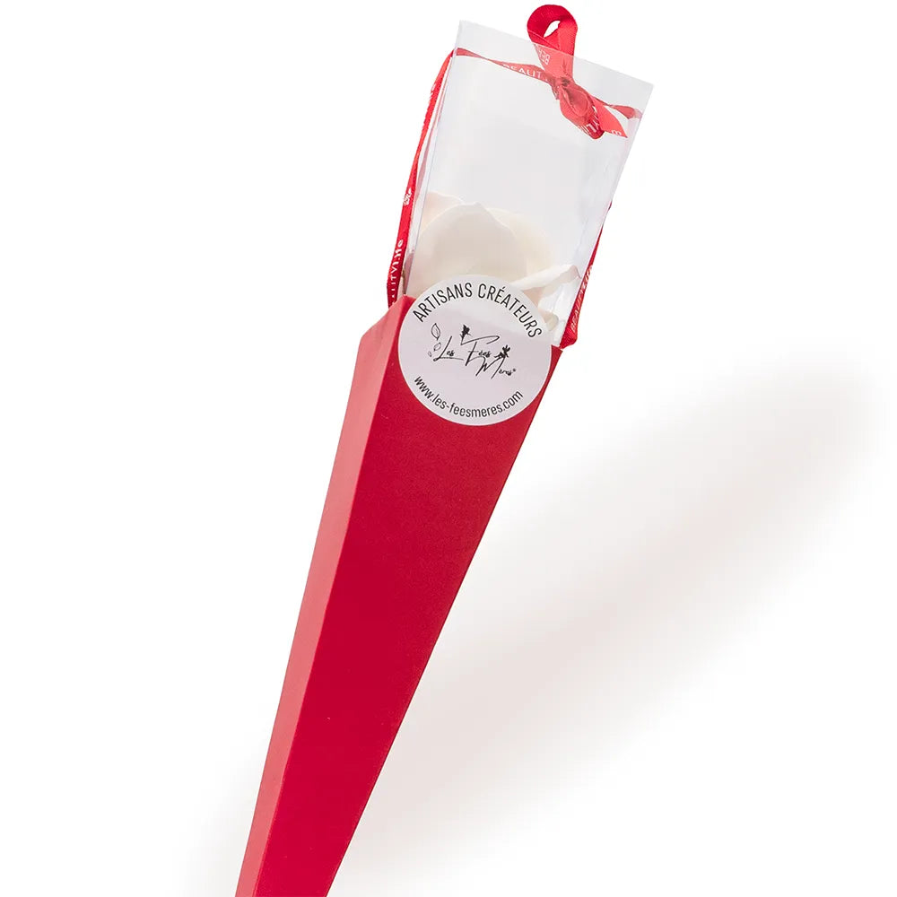 Rose de savon blanche emballée dans un cornet cadeau rouge avec ruban, fleur éternelle artisanale Les Fées Mères