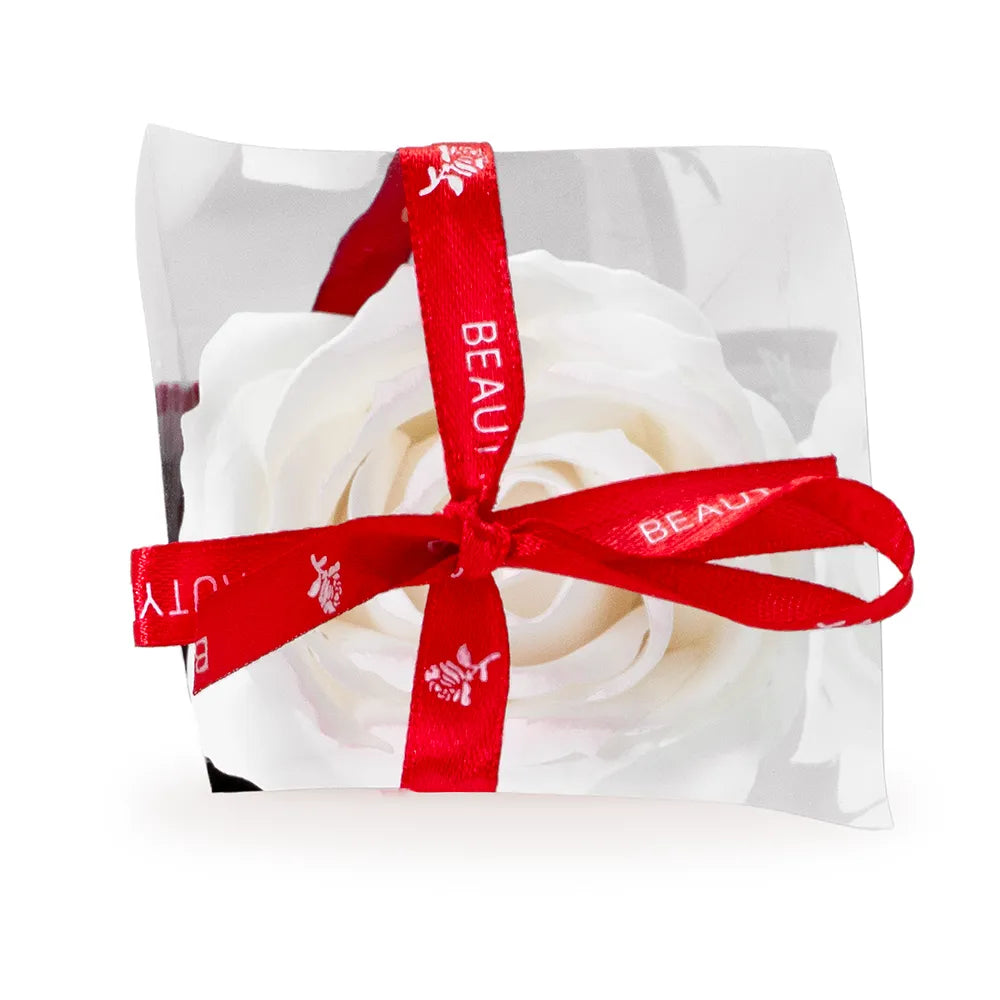 Rose de savon blanche vue de dessus aux pétales veloutés, fleur éternelle décorative Les Fées Mères