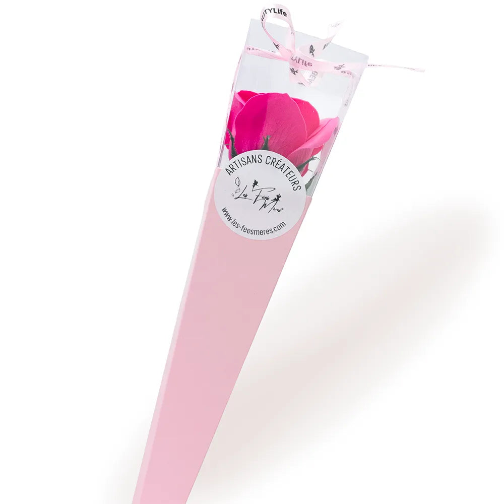 Rose de savon fuchsia emballée dans un cornet cadeau rouge avec ruban, fleur éternelle artisanale Les Fées Mères