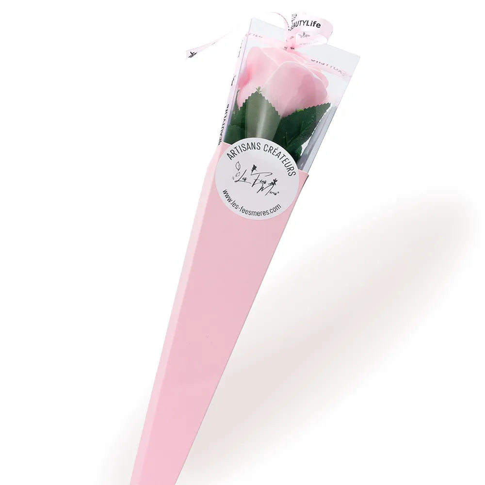 Rose de savon rose poudré emballée dans un cornet cadeau rouge avec ruban, fleur éternelle artisanale Les Fées Mères