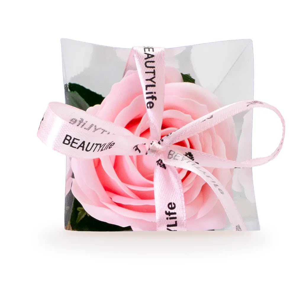 Rose de savon rose poudré vue de dessus aux pétales veloutés, fleur éternelle décorative Les Fées Mères