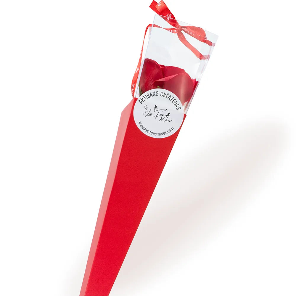 Rose de savon rouge emballée dans un cornet cadeau rouge avec ruban, fleur éternelle artisanale Les Fées Mères