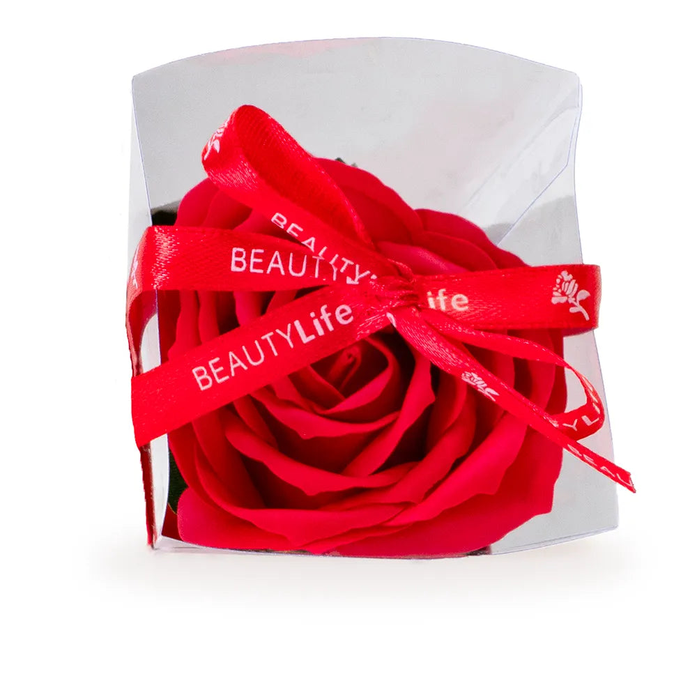Rose de savon rouge vue de dessus aux pétales veloutés, fleur éternelle décorative Les Fées Mères