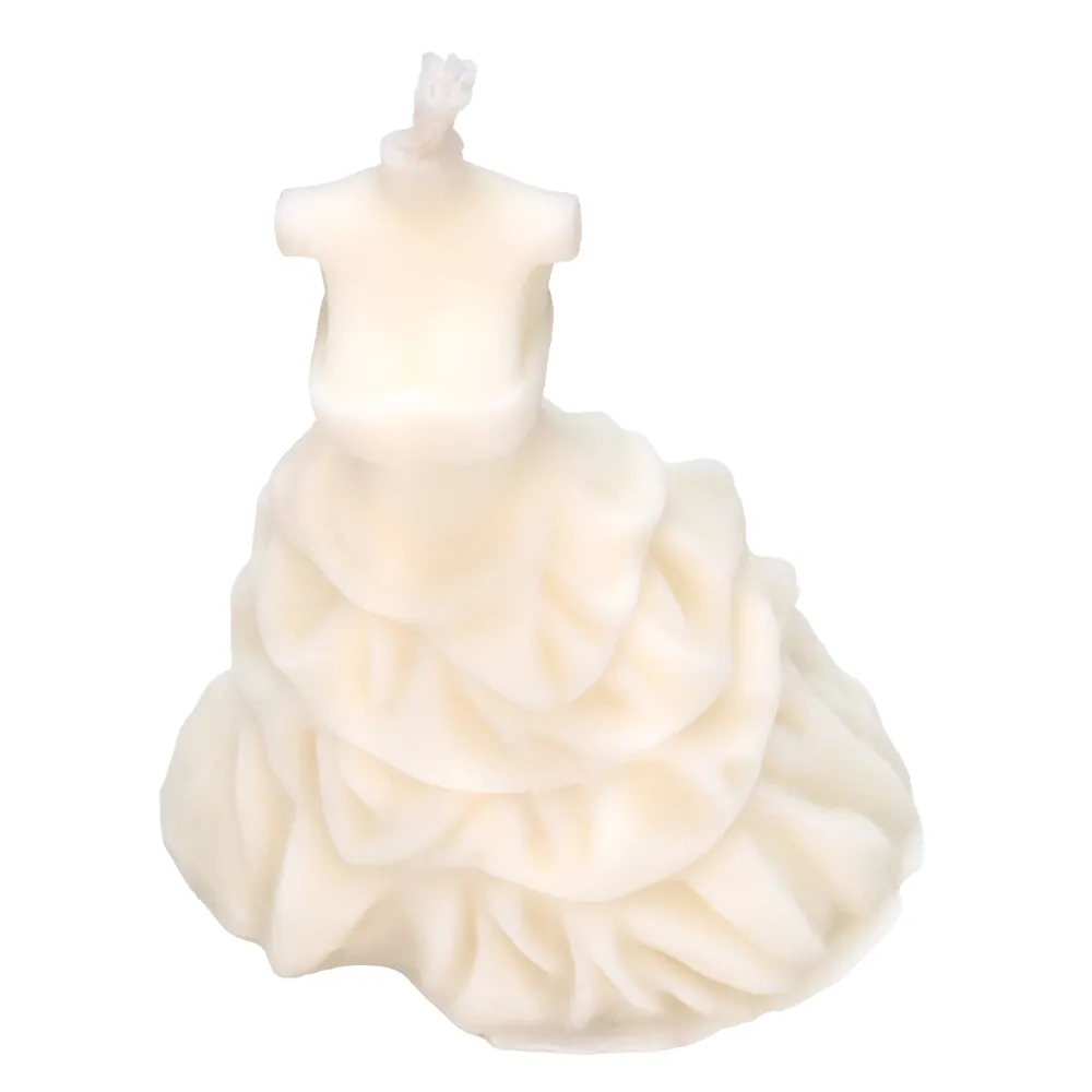 Bougie en cire végétale sans parfum représentant une robe bustier de façon plus zoomée