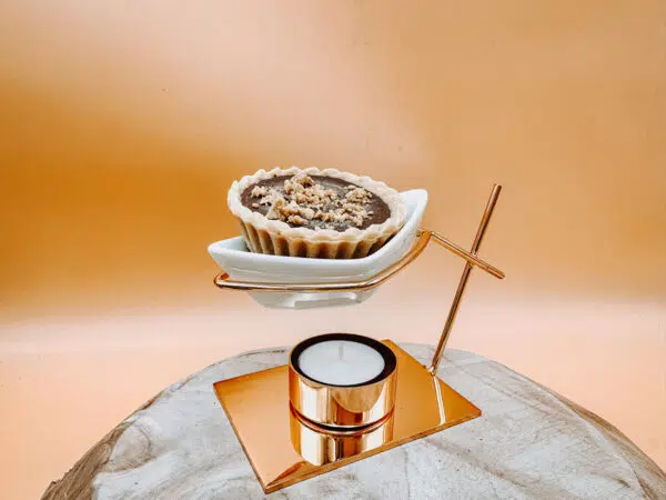 Fondant gourmand chocolat cacahuète présenté sur notre brûle parfum bateau doré.