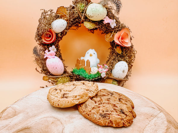 Fondant gourmand cookie senteur rocher praliné. Présenté dans un décor de Pâques.
