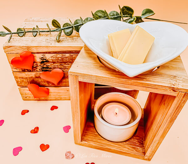 Brûle parfum coeur en céramique et bambou en marche avec un fondant et une bougie chauffe plat