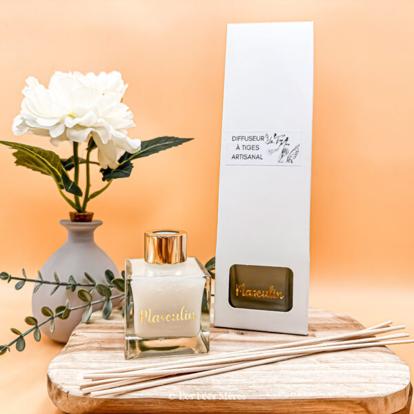 Diffuseur de parfum artisanal à tiges en rotin naturel dupe de grand parfum (ici Le Mâle de Jean Paul Gauthier). Contenant en verre transparent, liquide paillette & décoratif, bouchon doré et packaging blanc