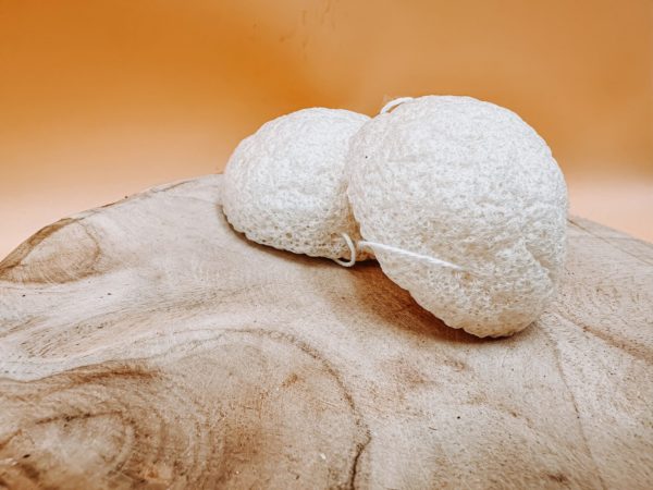 Éponge blanche konjac pour nettoyage de peau (visage et corps) régulier et exfoliant pour la peau.