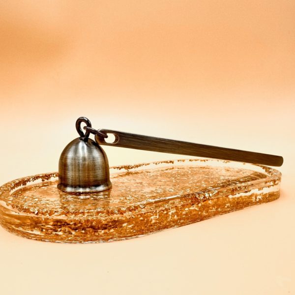Notre éteignoir à bougie cloche couleur vieux or en forme de cloche vous permettra d'éteindre votre bougie en toute confiance. Lorsque son utilisation est terminée vous pourrez la disposer sur son plateau dorée ovale.