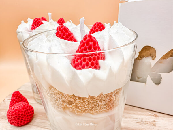 Découvrez notre grande bougie gourmande à la fraise. Ses trois couches nous font penser à un véritable dessert gourmand. Elle est composée d'une couche de chantilly dans le fond, puis d'une couche de crumble qui apporte ce côté gourmand à la bougie et pour terminer, sa dernière couche de chantilly blanche nappée de ses fraises plus que réalistes.