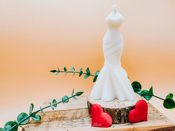 Bougie décorative végétale robe de mariée sirène non parfumée. La mariée porte une robe sirène blanche bustier.