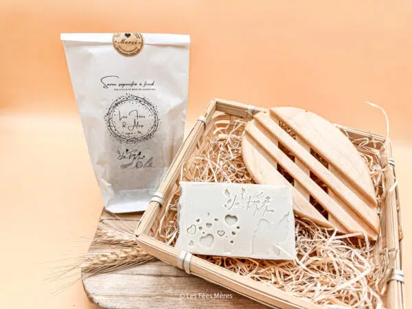 Savon végétal et artisanal saponifié à froid bio 30% de baie de laurier. Présenté dans un panier avec son porte savon feuille.