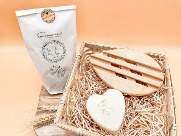 Savon saponifié à froid bio au beurre de karité. Présenté dans un panier avec un porte savon feuille.