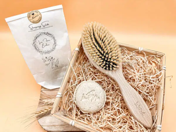 Shampoing solide apaisant à la lavande bio. Présenté dans un panier avec notre brosse à cheveux.