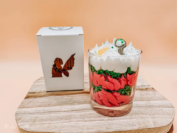 Bougie gourmande tomate basilic de contenance 180g avec boîte avec fée découpée avec chantilly rouge et blanche en cire et crumble en cire avec cuillère en cire et fromage en cire dans un verre