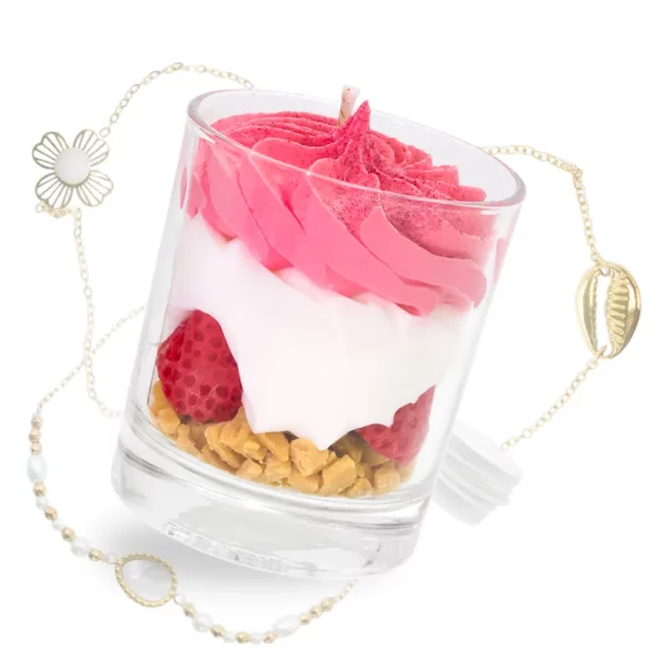 Photo qui représente notre bougie gourmande fraise des bois et des idées de bracelet qui peuvent se trouver à l'intérieur