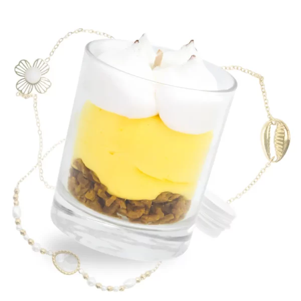Photo de la bougie bijou citron meringué et exemples de colliers qu'elle peut contenir