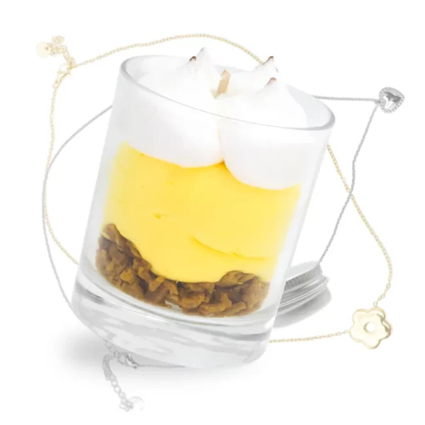 Photo de la bougie bijou citron meringué et exemples de bracelets qu'elle peut contenir