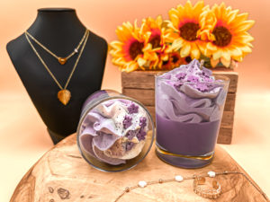 Cette photo représente la bougie bijou lilas. Elle existe avec collier, bracelet ou bague en acier inoxydable. Tous nos bougies sont réglables.