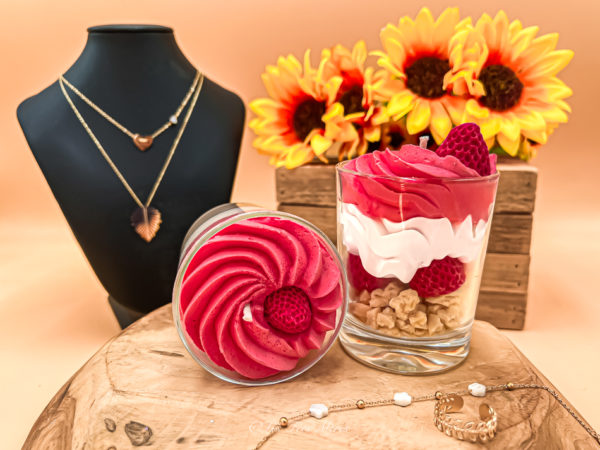 Cette photo représente la bougie bijou fraise des bois. Elle existe avec collier, bracelet ou bague en acier inoxydable. Tous nos bougies sont réglables.
