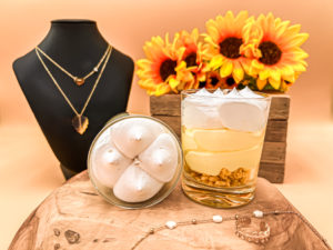 Cette photo représente la bougie bijou citron meringué. Elle existe avec collier, bracelet ou bague en acier inoxydable. Tous nos bougies sont réglables.