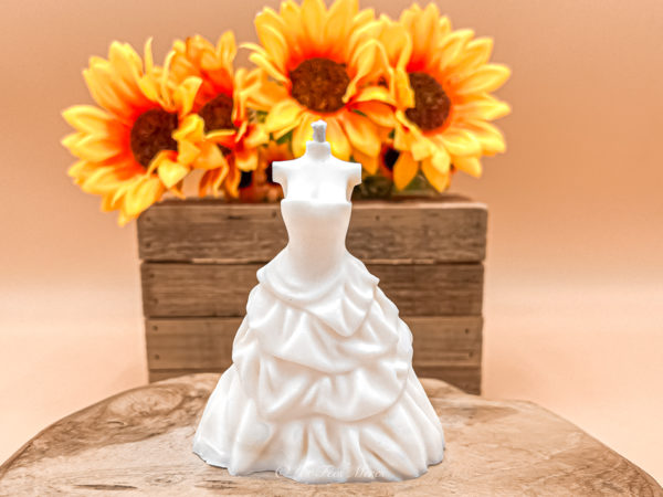 Bougie décorative végétale robe de mariée buste non parfumée. La mariée porte une robe avec un jupon blanc à froufrou.