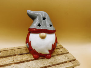 brûle parfum en forme de gnome de noël rouge et gris Les Fées Mères