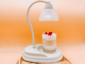 Lampe à bougie diffuseur d'ambiance et de parfum. Présenté avec bougie fraise des bois en dessous.